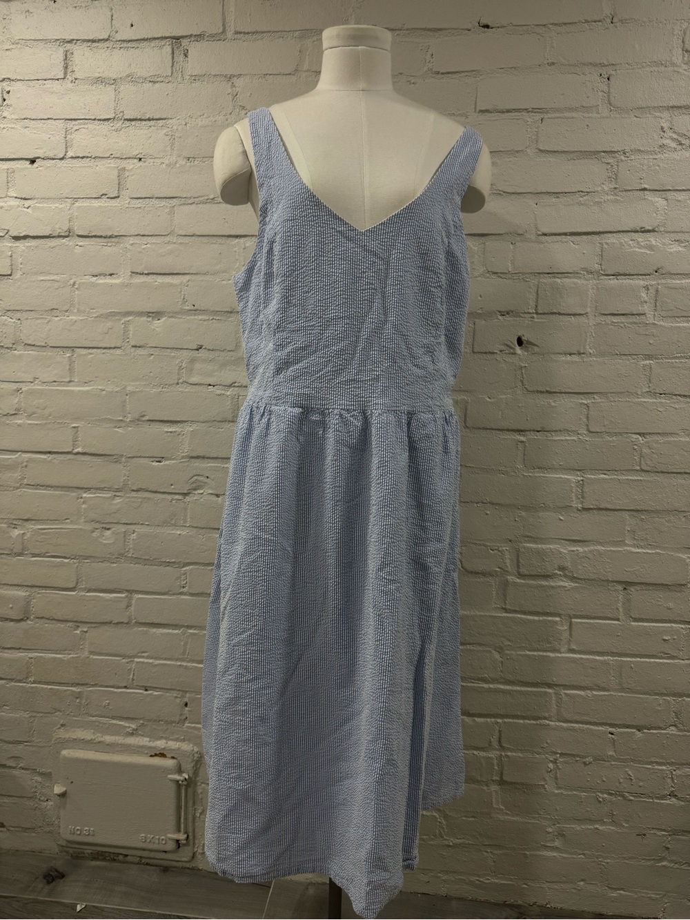Hope & Henry Light Blue Seersucker V-Back Midi Dress